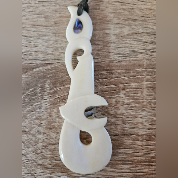 Polynesian Hand Carved Bone Fish and Abalone With Black Leather Chain - Picture 7 of 7